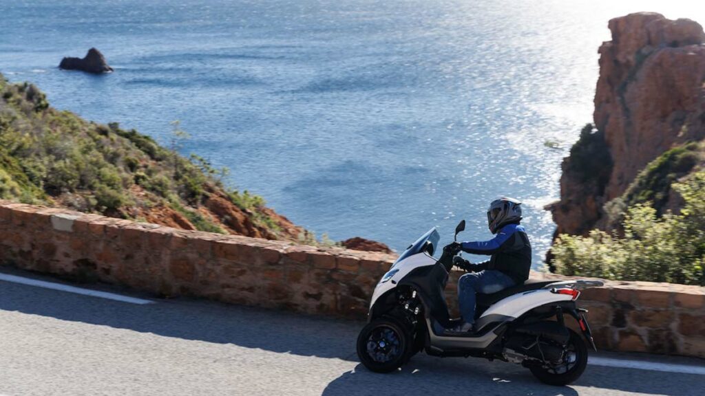 Probamos el scooter de tres ruedas para el carnet de coche líder que sube un peldaño su estatus "premium" 17 Prueba Piaggio MP3 310