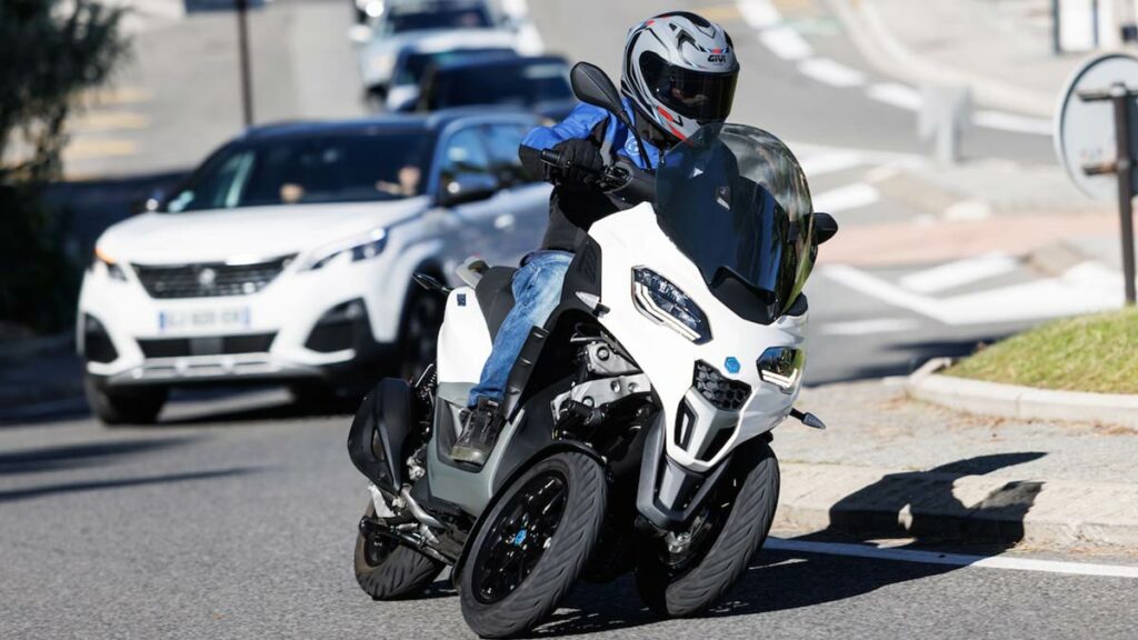 Probamos el scooter de tres ruedas para el carnet de coche líder que sube un peldaño su estatus "premium" 18 Prueba Piaggio MP3 310