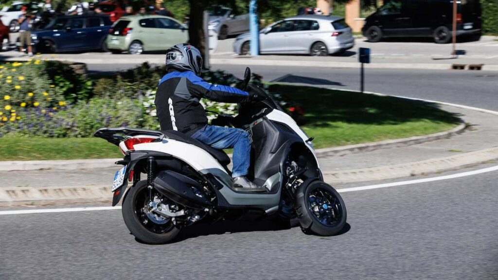 Probamos el scooter de tres ruedas para el carnet de coche líder que sube un peldaño su estatus "premium" 19 Prueba Piaggio MP3 310