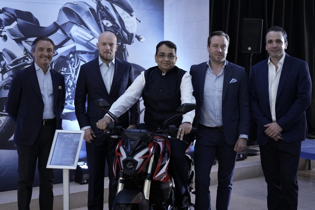 Bajaj, la potente marca india de motocicletas, desembarca en España 11 Presentación Bajaj en España