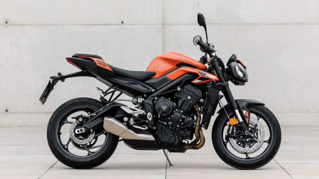 Probamos la Triumph Street Triple R A2, versión que vuelve al mercado después de varios años de ausencia, con nuevo motor y más tecnología 10 Triumph Street triple 765 2