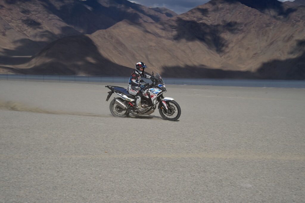 Metzeler y Honda consiguen alcanzar con éxito una proeza de altura... ¡más de 21.000 metros! 15 Aventura Metzeler-Honda en Ladakh, India
