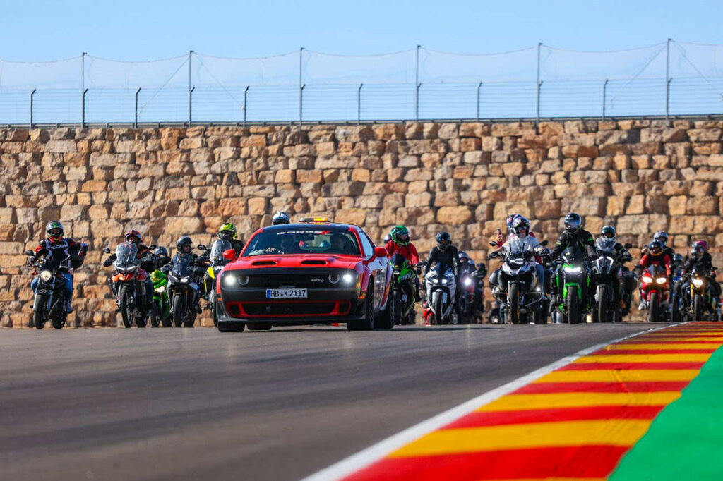 Cientos de aficionados abarrotan la pista de MotorLand Aragón en su tradicional Fan Bike Parade 11 Bike Fan Parade de WSBK en MotorLand Aragón