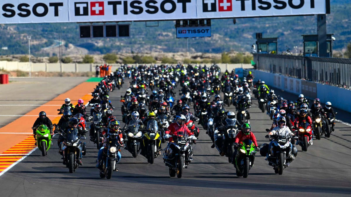 Cientos de aficionados abarrotan la pista de MotorLand Aragón en su tradicional Fan Bike Parade