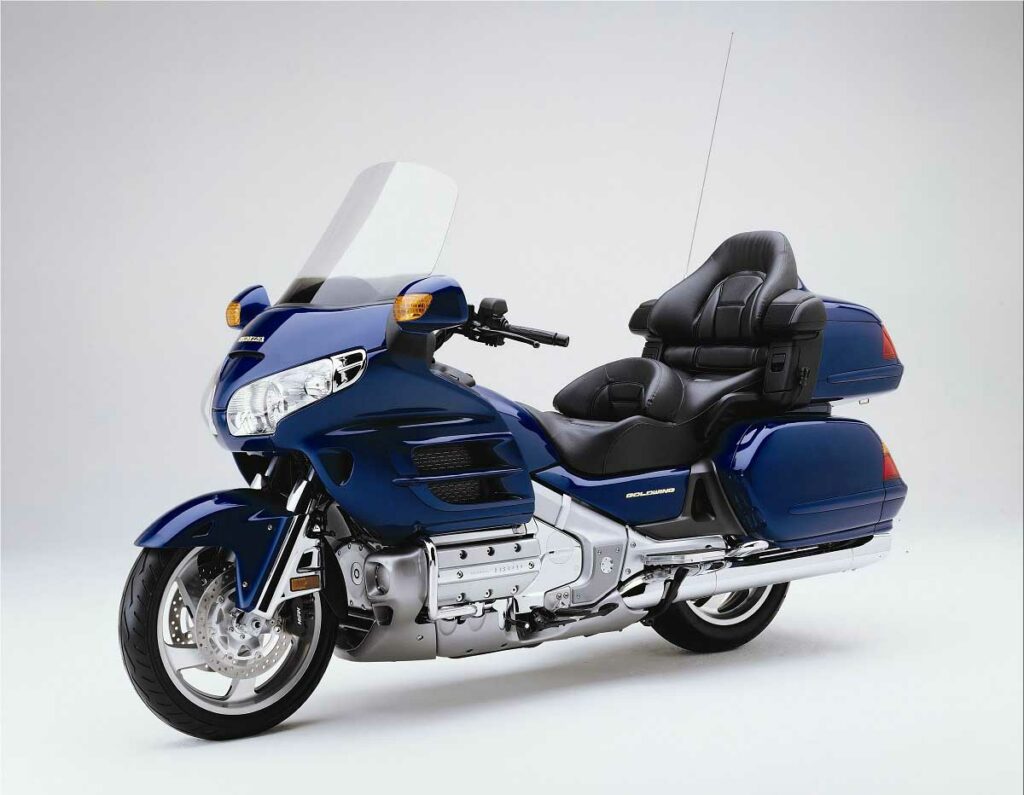 Un mecánico de la ITV revisa una Honda Gold Wing y el veredicto es claro: "esta moto es un sofá con ruedas" 11 Honda GL1800 Gold Wing 2002