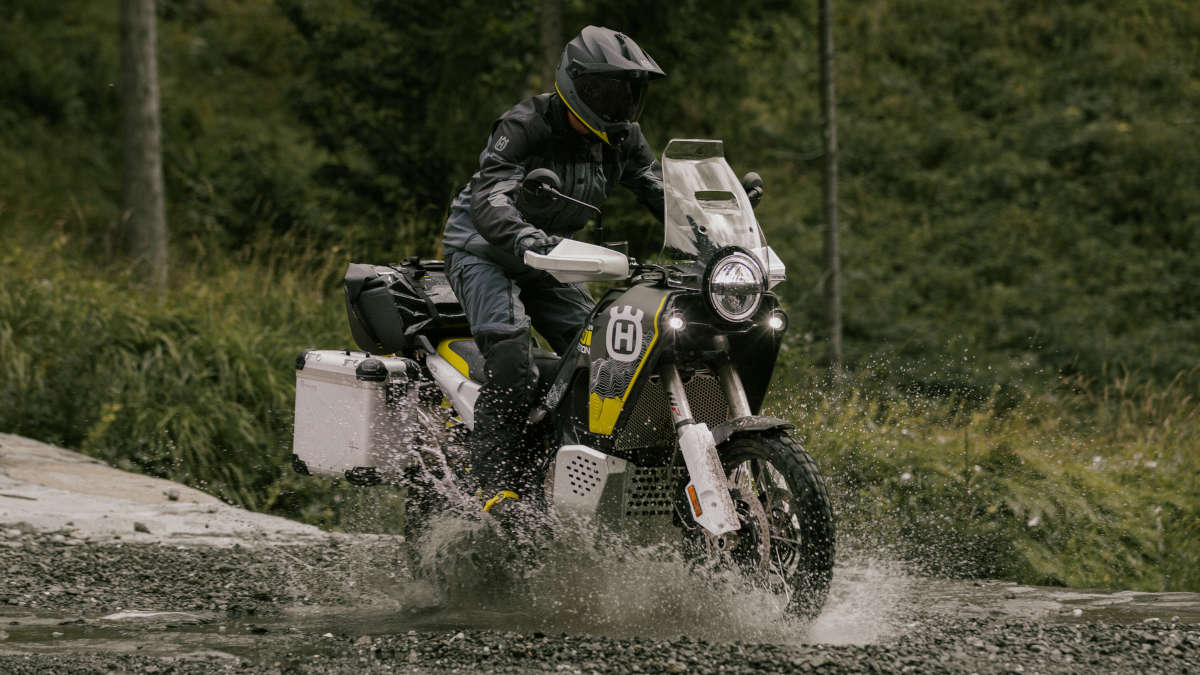 La moto trail definitiva de Husqvarna se actualiza para ser más cómoda en carretera y más efectiva fuera de ella