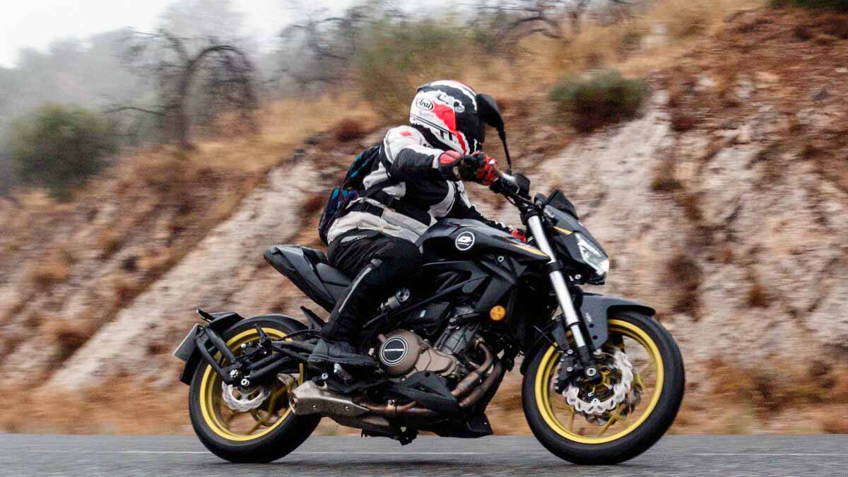 Fotos de motos naked A2 en oferta 5 QJ Motor SRK 400, acción