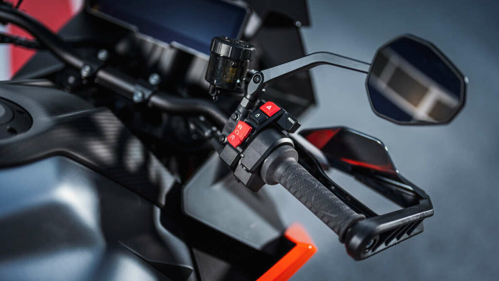 KTM eleva el listón tecnológico con una nueva y atractiva instrumentación TFT 8 Nueva instrumentación digital de KTM