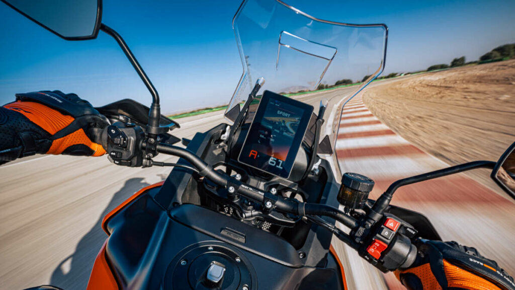 KTM eleva el listón tecnológico con una nueva y atractiva instrumentación TFT 9 Nueva instrumentación digital de KTM