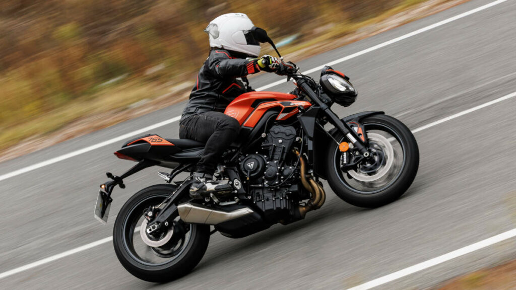 Probamos la Triumph Street Triple R A2, versión que vuelve al mercado después de varios años de ausencia, con nuevo motor y más tecnología 16 Prueba de la Triumph Street Triple R A2 2024