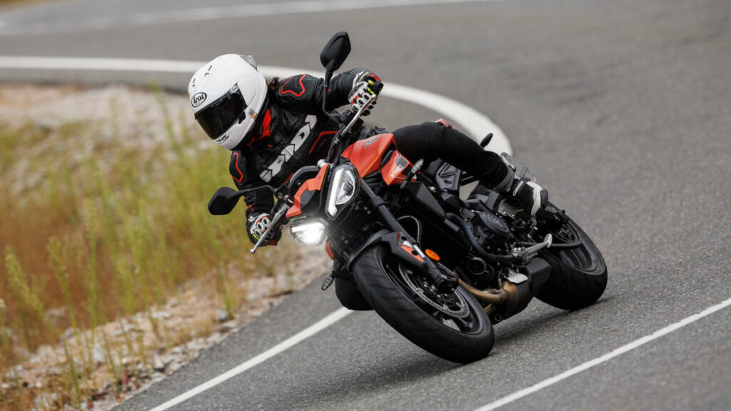 Probamos la Triumph Street Triple R A2, versión que vuelve al mercado después de varios años de ausencia, con nuevo motor y más tecnología 15 Prueba de la Triumph Street Triple R A2 2024