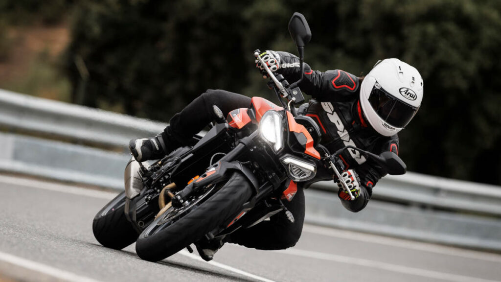 Probamos la Triumph Street Triple R A2, versión que vuelve al mercado después de varios años de ausencia, con nuevo motor y más tecnología 12 Prueba de la Triumph Street Triple R A2 2024
