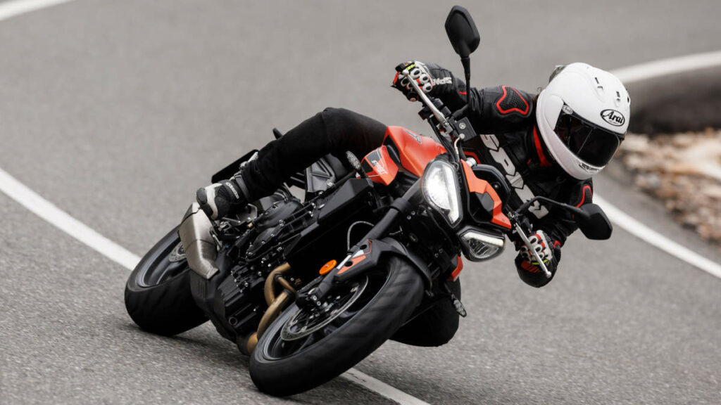 Probamos la Triumph Street Triple R A2, versión que vuelve al mercado después de varios años de ausencia, con nuevo motor y más tecnología 14 Prueba de la Triumph Street Triple R A2 2024