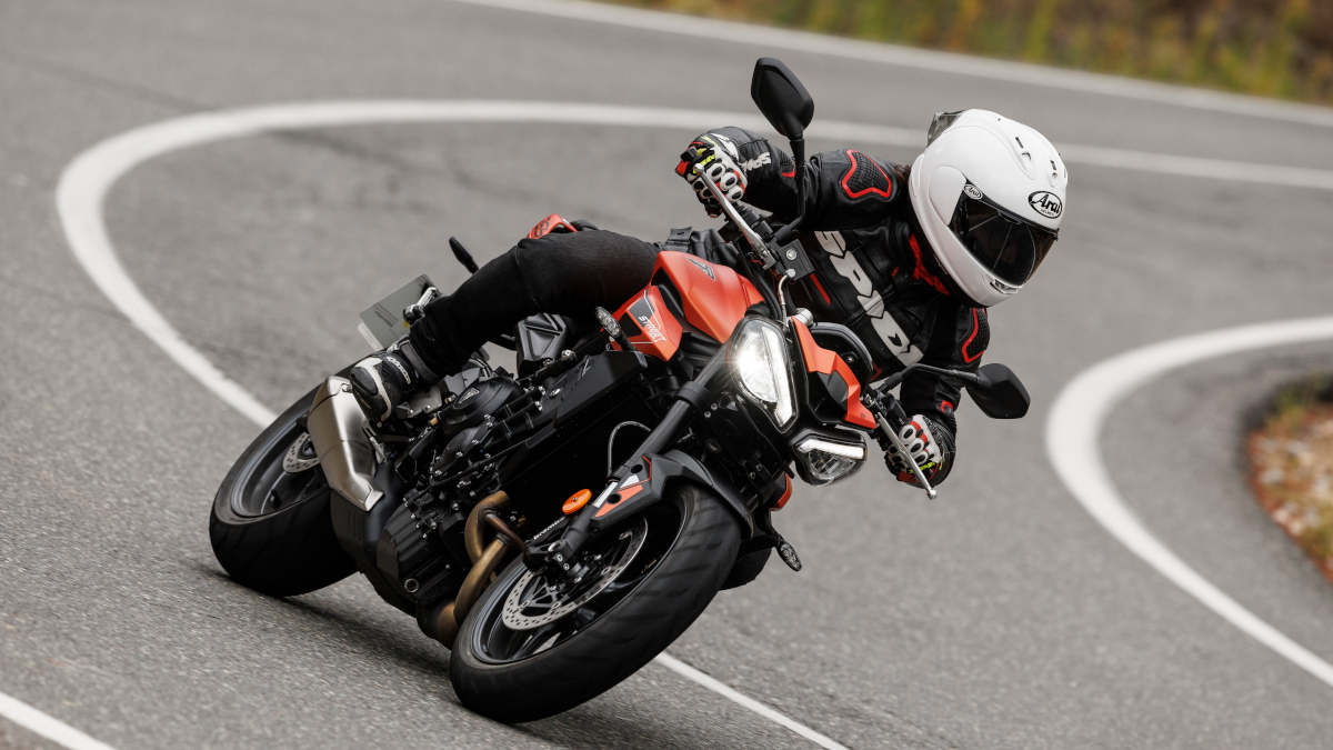 Prueba de la Triumph Street Triple R A2 2024