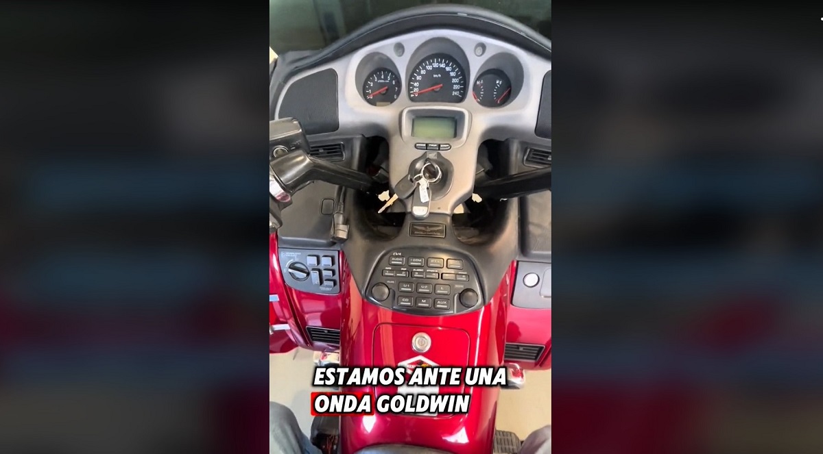 Un mecánico de la ITV revisa una Honda Gold Wing y el veredicto es claro: "esta moto es un sofá con ruedas" 1 video ITV Gold Wing 2022