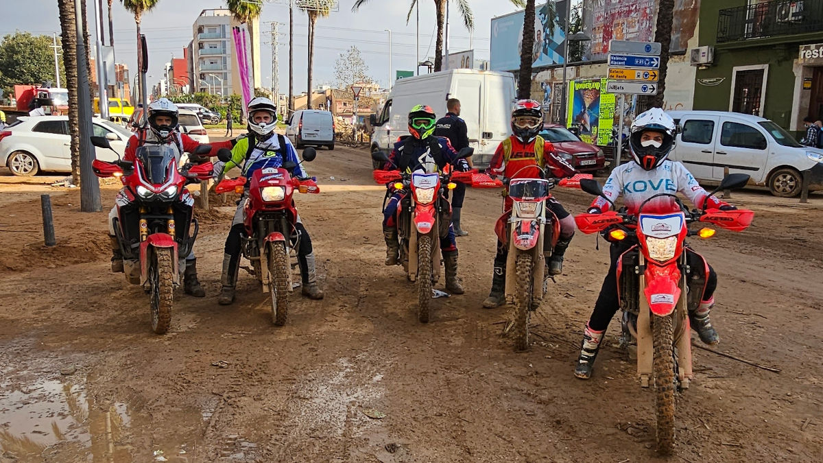 Moteros ayudando en la DANA de Valencia