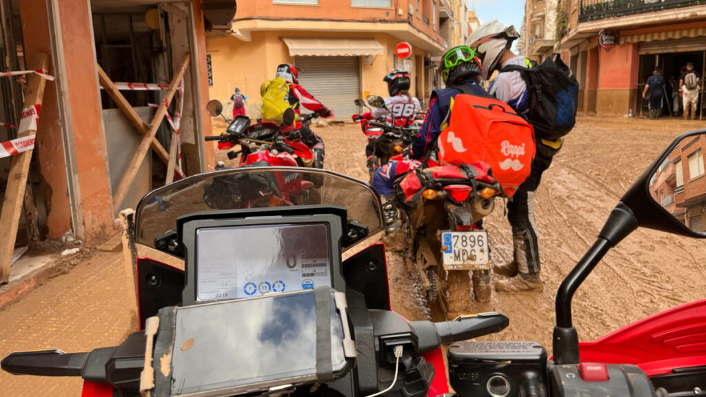 Solidaridad sobre dos ruedas: la moto con los damnificados por la DANA 11 Moteros DANA Valencia