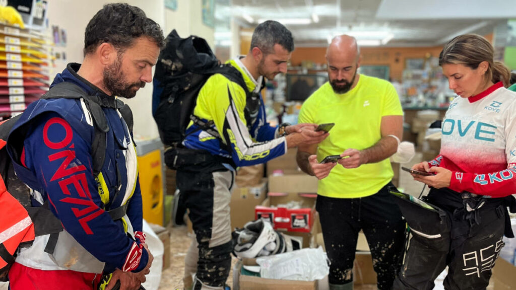 Solidaridad sobre dos ruedas: la moto con los damnificados por la DANA 8 Moteros DANA Valencia