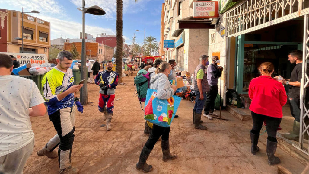 Solidaridad sobre dos ruedas: la moto con los damnificados por la DANA 9 Moteros DANA Valencia