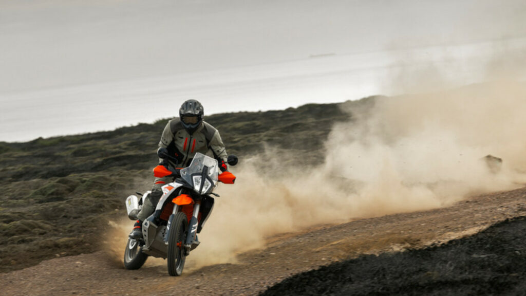 Los datos que no conocías cuando KTM ya vuelve a fabricar motos y que te dan una idea de su dimensión más allá de la crisis 14 652249 MY25 KTM 890 ADVENTURE R ACTION EUROPE GLOBAL ACTION