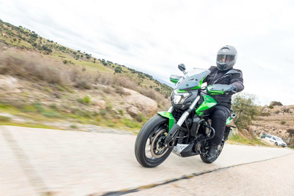 La moto para el carnet A2 que viene a redescubrir un segmento en vías de extinción 17 Bajaj Dominar D400 2025