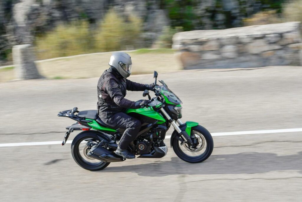 La moto para el carnet A2 que viene a redescubrir un segmento en vías de extinción 16 Bajaj Dominar D400 2025