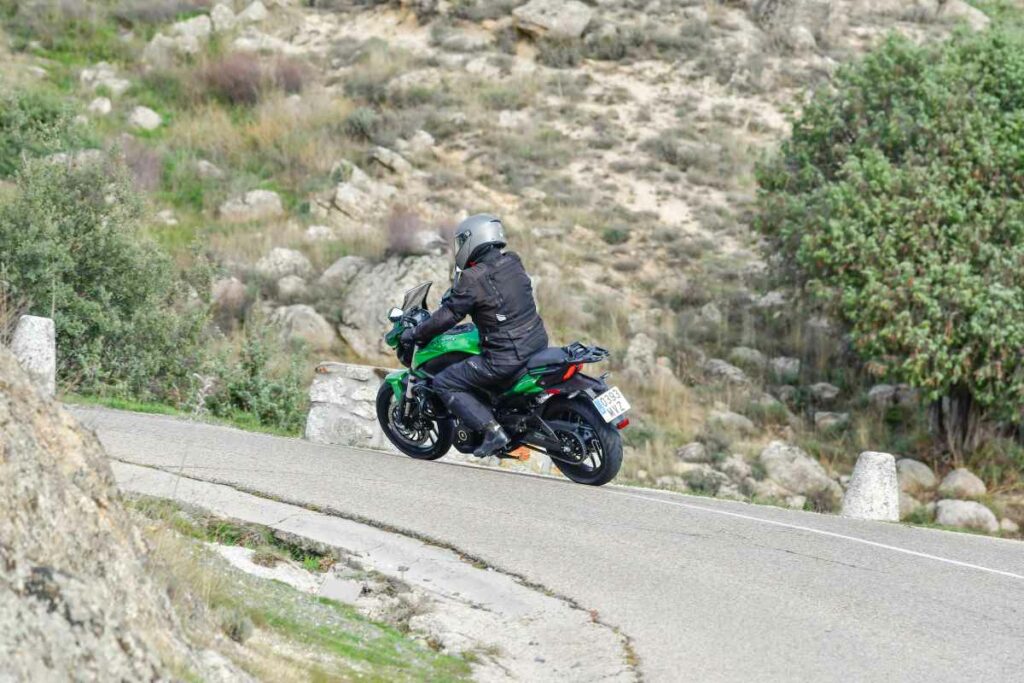 La moto para el carnet A2 que viene a redescubrir un segmento en vías de extinción 19 Bajaj Dominar D400 2025