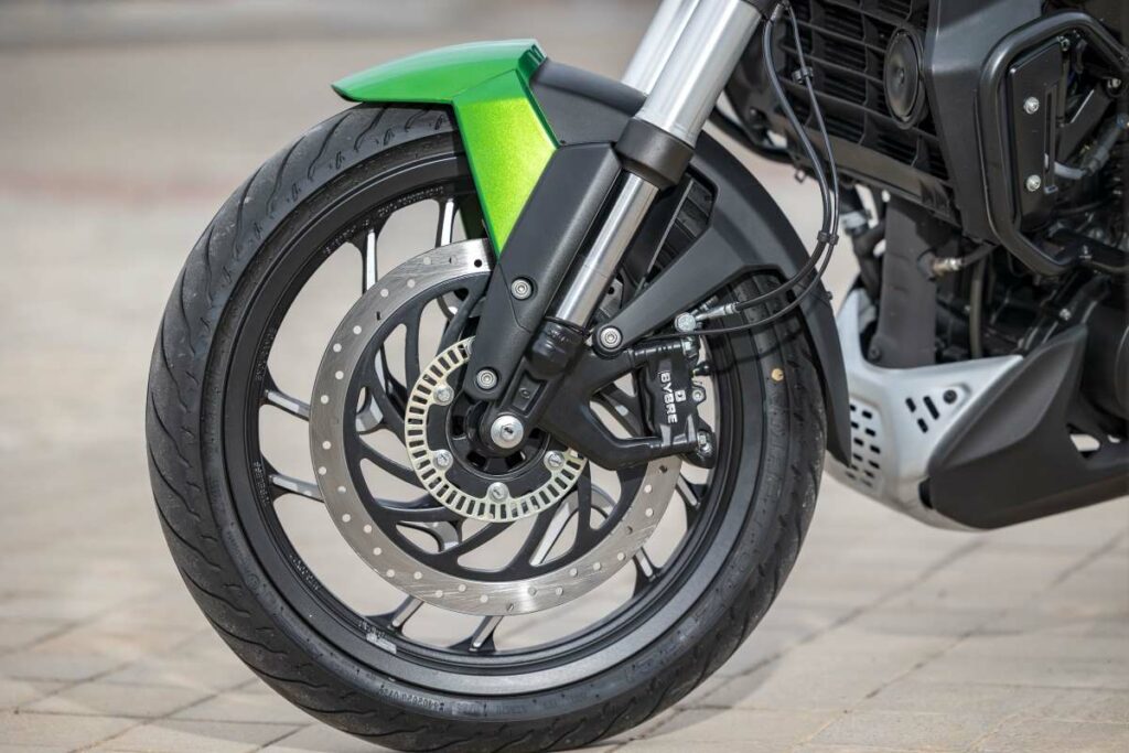 La moto para el carnet A2 que viene a redescubrir un segmento en vías de extinción 12 Bajaj Dominar D400 2025