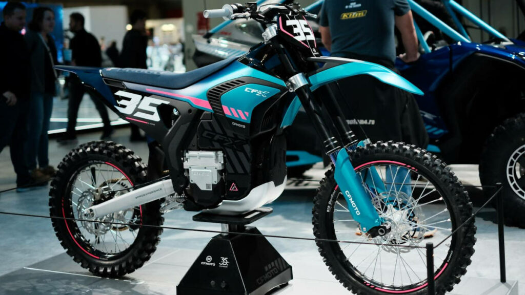 CFMOTO desvela por fin sus deportivas tricilíndricas en EICMA 2024 y sorprende con una futura superbike V4 13 CFMOTO en el Salón EICMA de Milán 2024