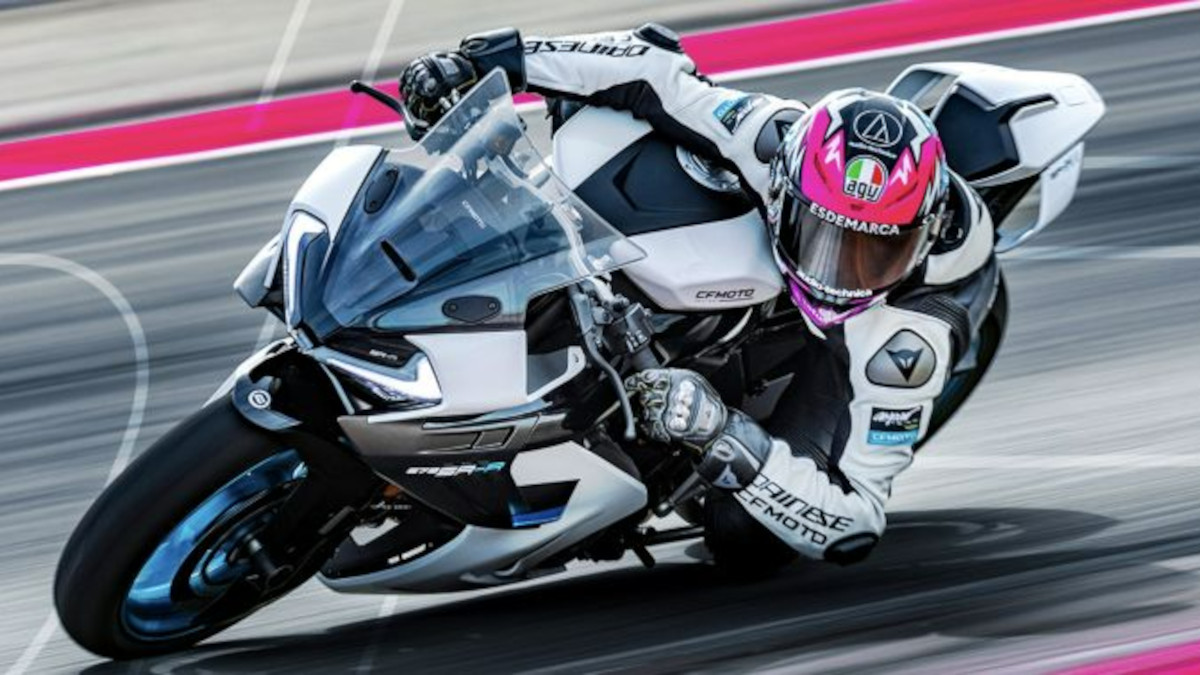 CFMOTO desvela por fin sus deportivas tricilíndricas en EICMA 2024 y sorprende con una futura superbike V4