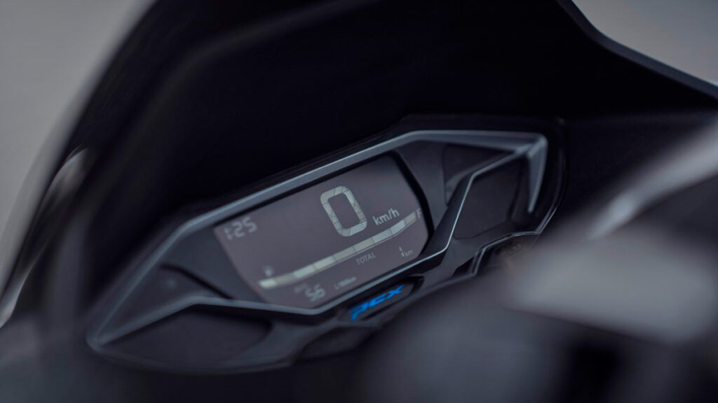 El renovado scooter superventas Honda PCX125 2025 será una de las estrellas del EICMA 2024 más deseadas por los usuarios del carnet B de coche y A1 12 Honda PCX125 2025