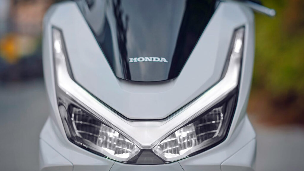 El renovado scooter superventas Honda PCX125 2025 será una de las estrellas del EICMA 2024 más deseadas por los usuarios del carnet B de coche y A1 11 Honda PCX125 2025