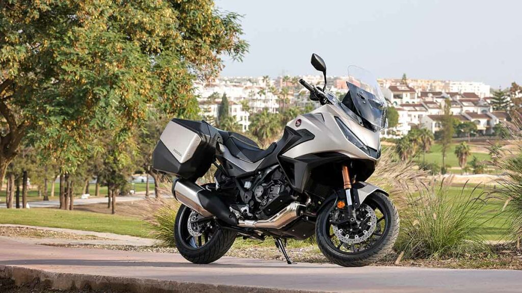 La moto Touring más popular de Honda se rearma en 2025 sin exigir que te vacíes los bolsillos 13 NT1100 DCT 2025