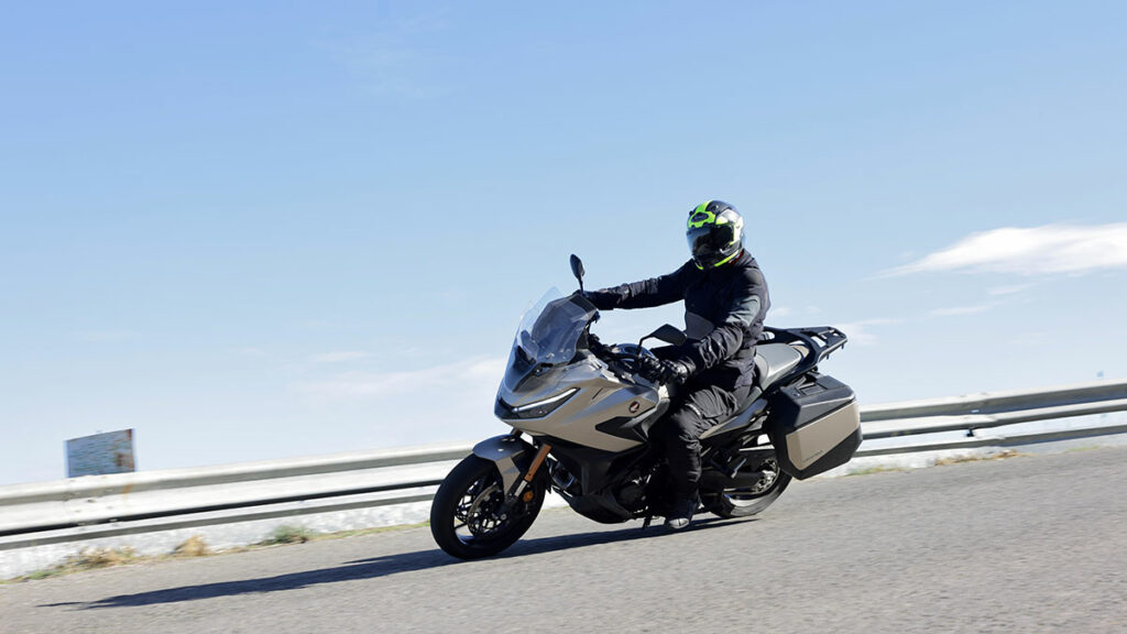 La moto Touring más popular de Honda se rearma en 2025 sin exigir que te vacíes los bolsillos 16 NT1100 DCT 2025