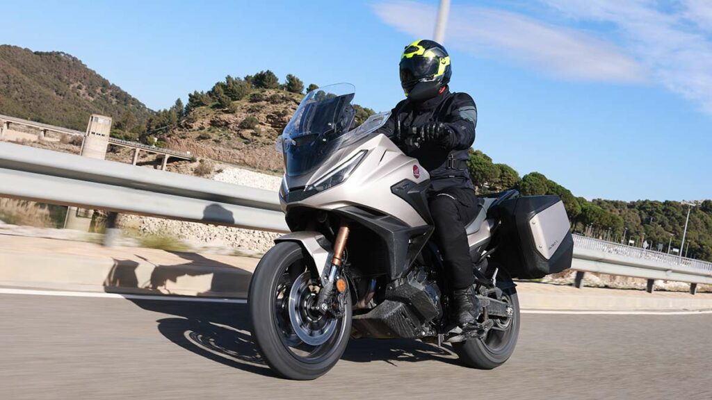 La moto Touring más popular de Honda se rearma en 2025 sin exigir que te vacíes los bolsillos 15 NT1100 DCT 2025