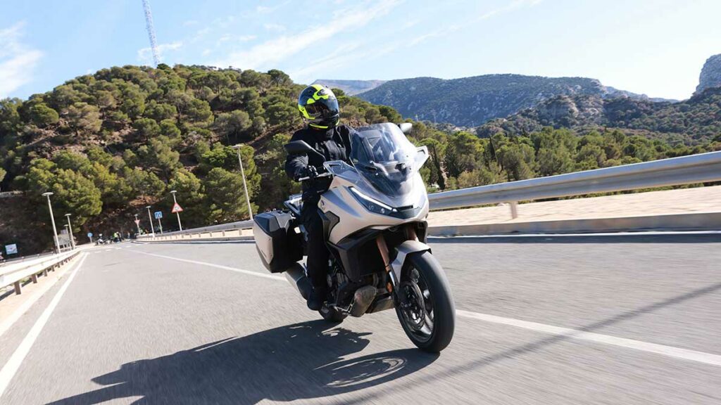 La moto Touring más popular de Honda se rearma en 2025 sin exigir que te vacíes los bolsillos 11 NT1100 DCT 2025