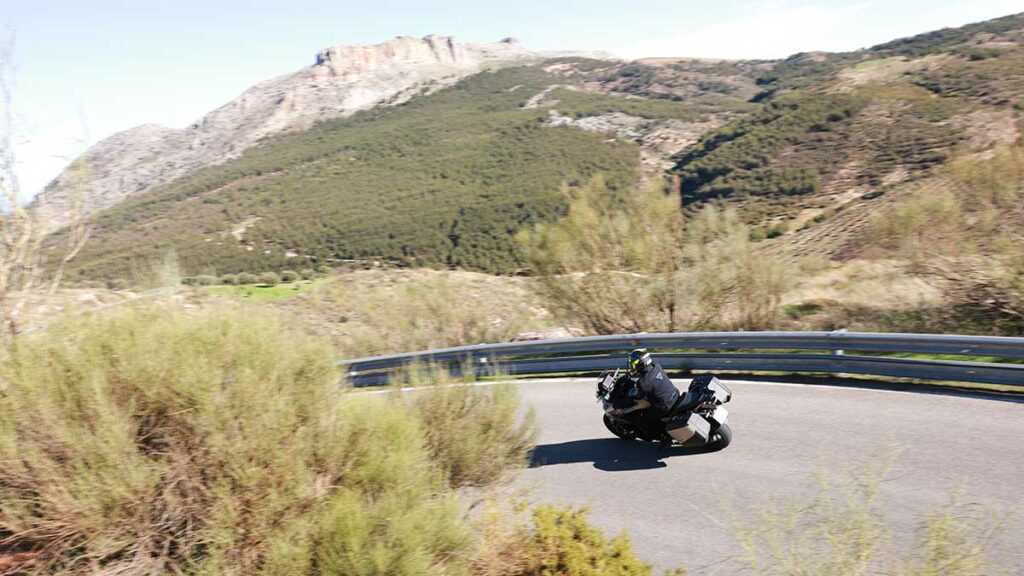 La moto Touring más popular de Honda se rearma en 2025 sin exigir que te vacíes los bolsillos 18 NT1100 DCT 2025