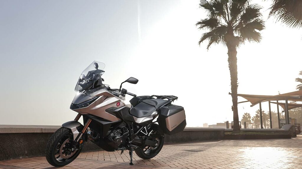 La moto Touring más popular de Honda se rearma en 2025 sin exigir que te vacíes los bolsillos 9 NT1100 DCT 2025