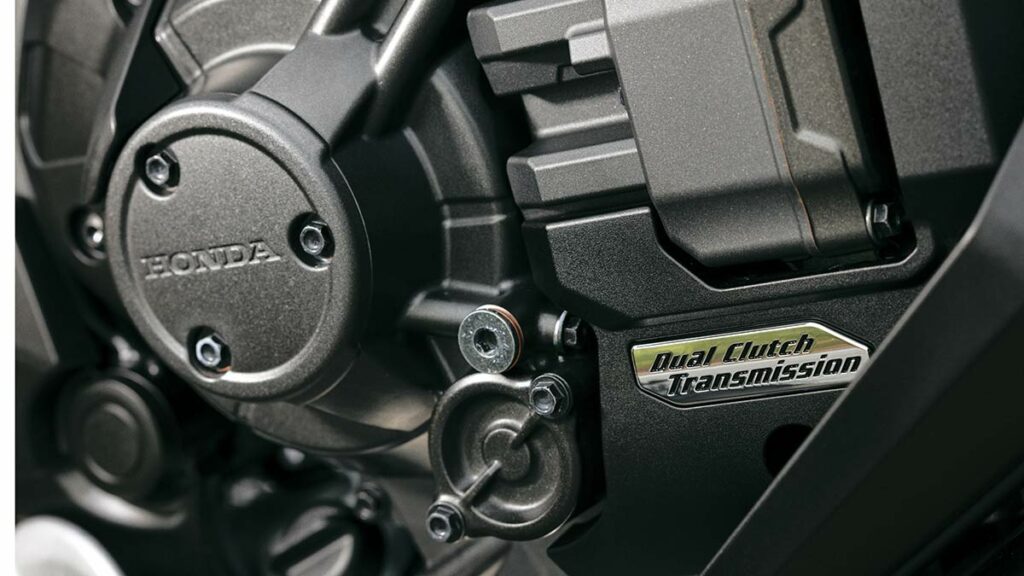 La moto Touring más popular de Honda se rearma en 2025 sin exigir que te vacíes los bolsillos 10 NT1100 DCT 2025