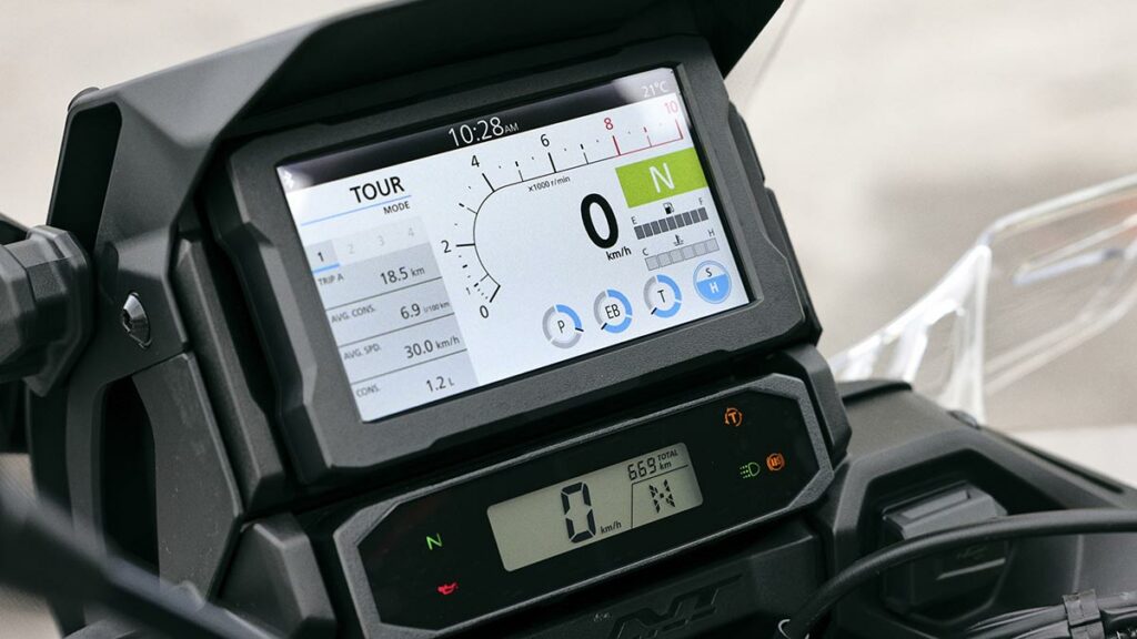La moto Touring más popular de Honda se rearma en 2025 sin exigir que te vacíes los bolsillos 14 NT1100 DCT 2025