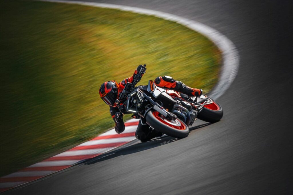 Los datos que no conocías cuando KTM ya vuelve a fabricar motos y que te dan una idea de su dimensión más allá de la crisis 13 KTM 990 Duke R 2025