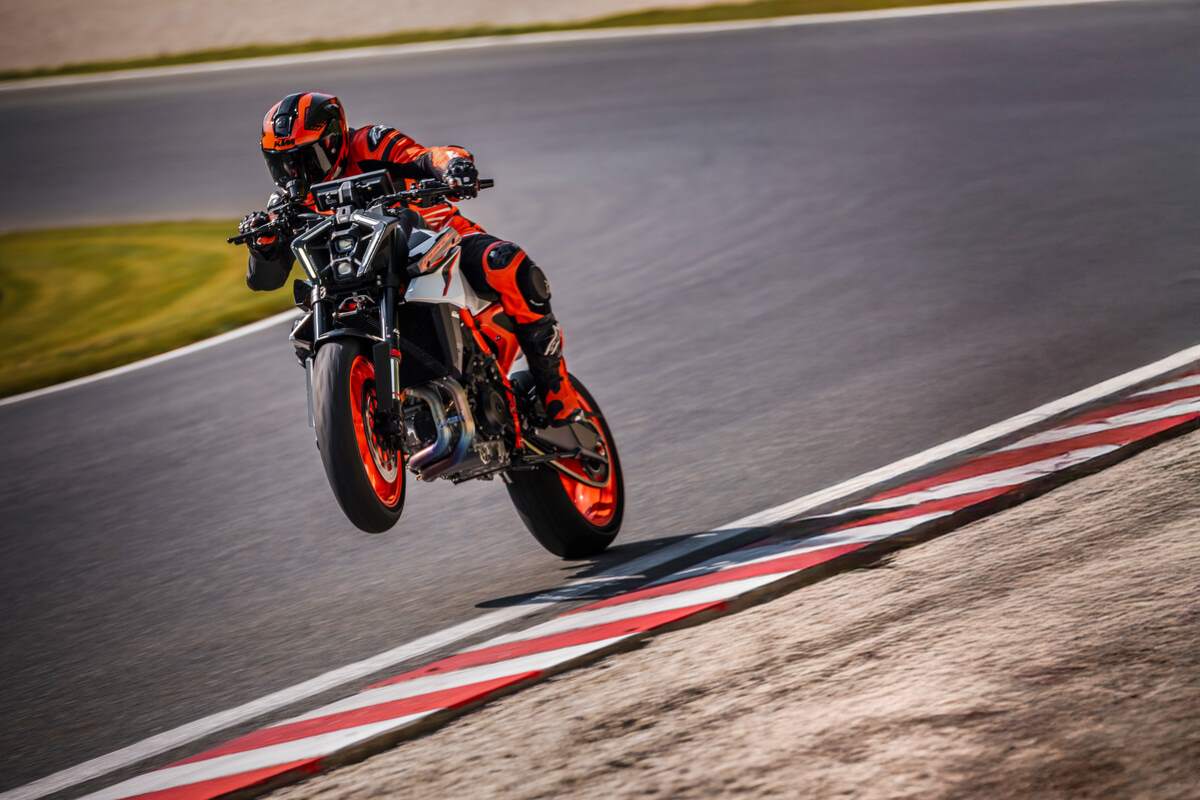 KTM traza su camino hacia el futuro: novedades para el primer trimestre de 2025 y tranquilidad para sus clientes 6 KTM 990 Duke R 2025