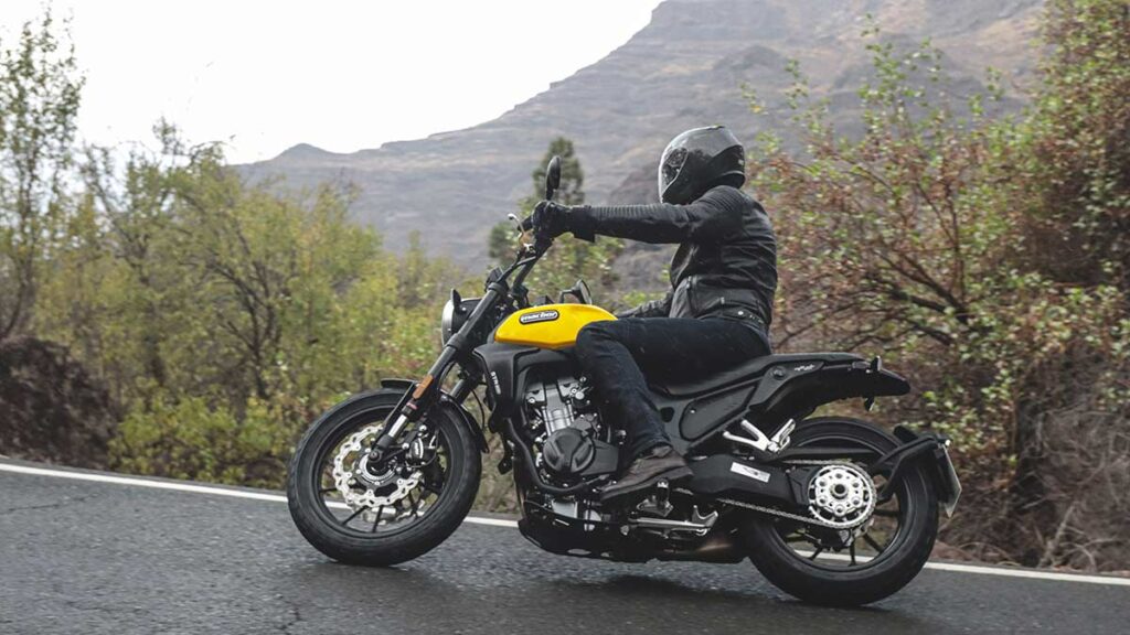Los precios y rivales de una de las motos más gamberras del mercado 21 Rivales de la Royal Enfield Guerrilla 450
