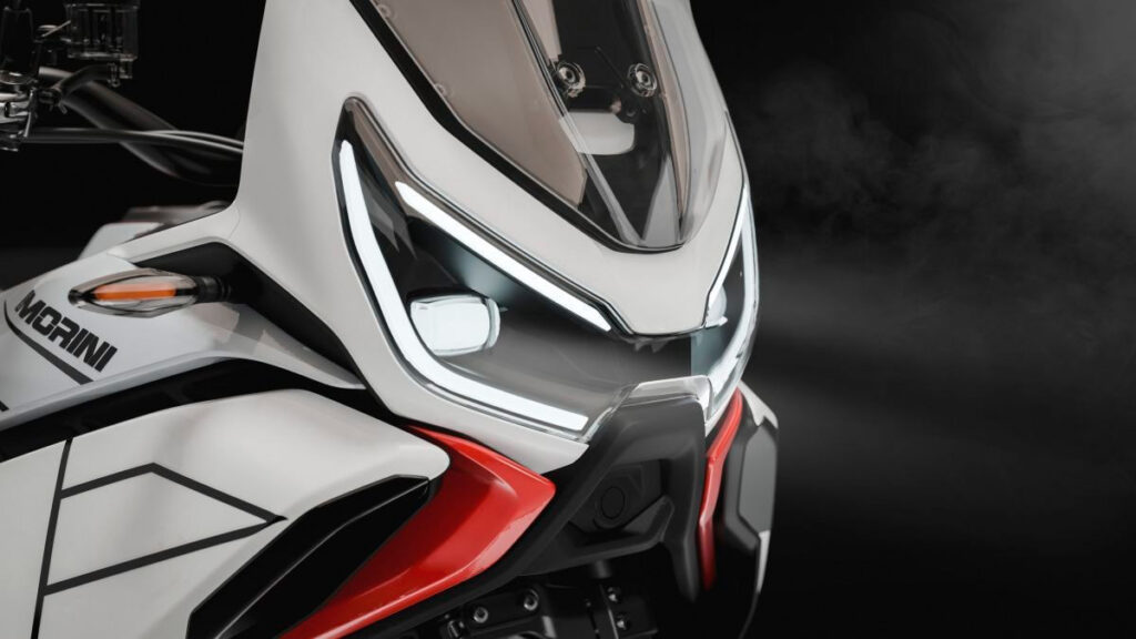 La esperada trail Moto Morini X-Cape 1200 se deja ver, en su versión definitiva, formando parte de las novedades 2025 del Salón de Milán EICMA 2024 2 Moto Morini X-Cape 1200 2025