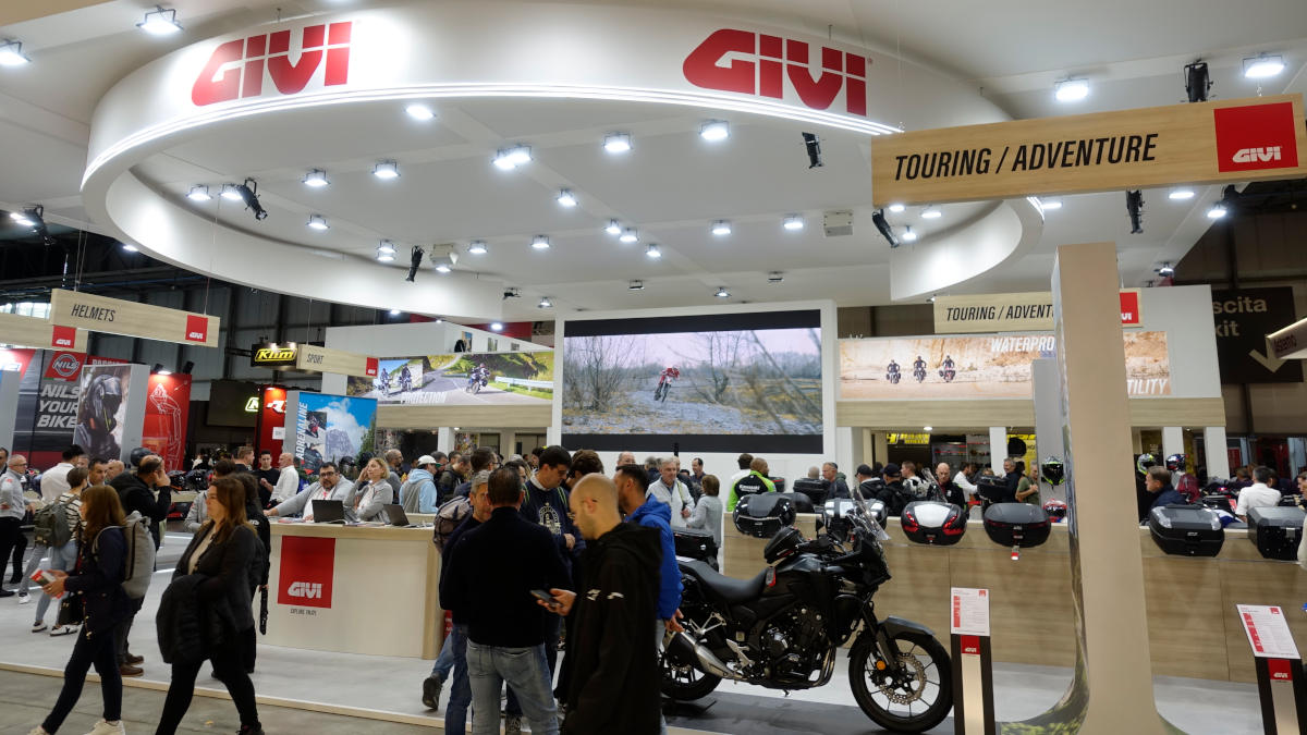 GIVI en EICMA 2024: un casco modular en fibra de carbono y la vuelta de sus maletas más icónicas