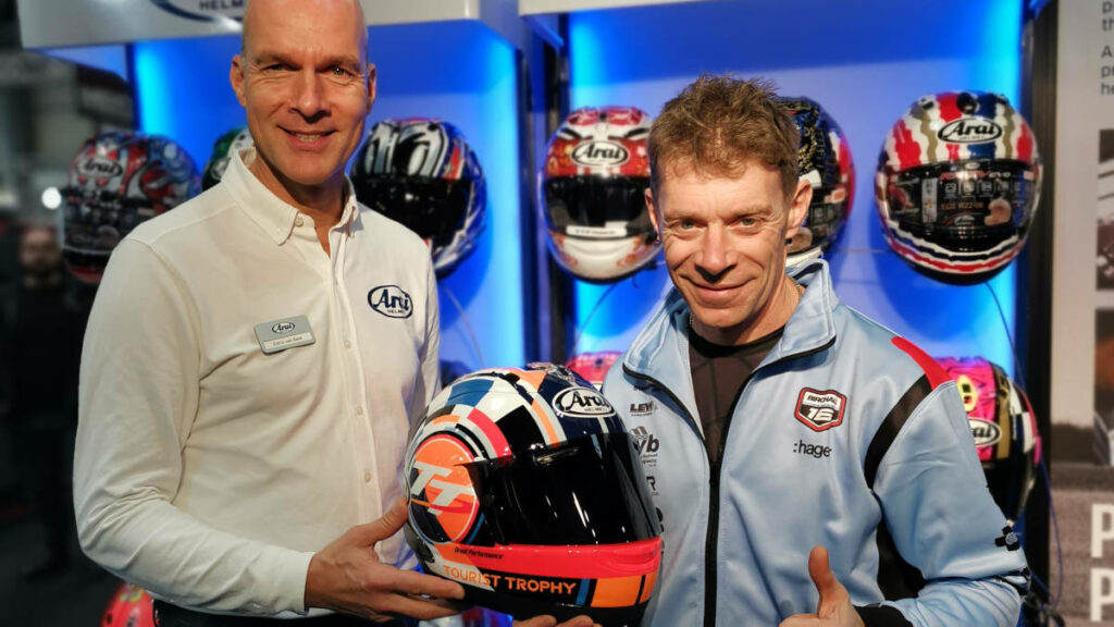 El Arai RX-7V EVO IoM TT 2025 refresca sus colores en su homenaje a la Isla de Man 10 Arai RX-7V EVO IoM TT 2025