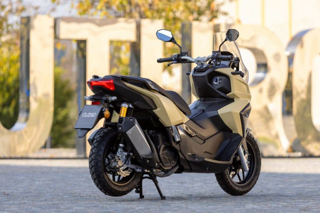 UM Motorcycles Rockville 125 y 300 2025