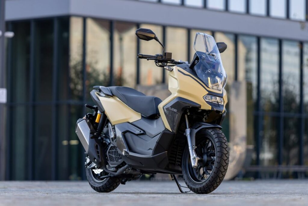 Los 11 scooters 125 para el carnet de coche que se presentan como novedades en 2025 16 UM Motorcycles Rockville 125 y 300 2025