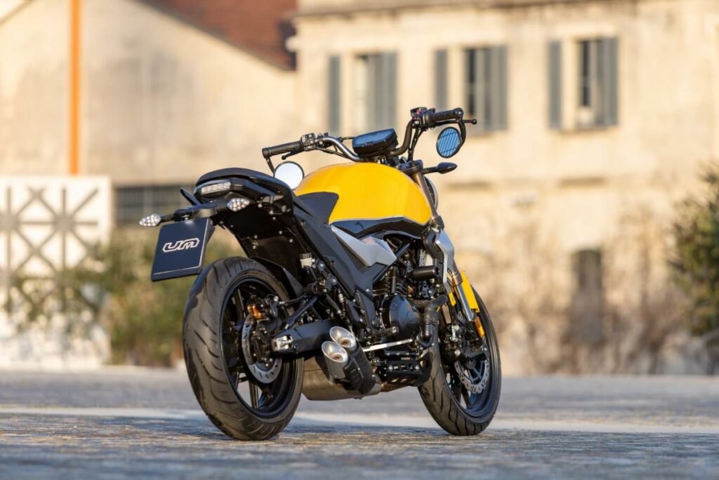 La UM Motorcycles Riverdale 401 se adentra en el segmento de motos neoclásicas al estilo roadster scrambler norteamericano 12 UM Riverdale 401 2025