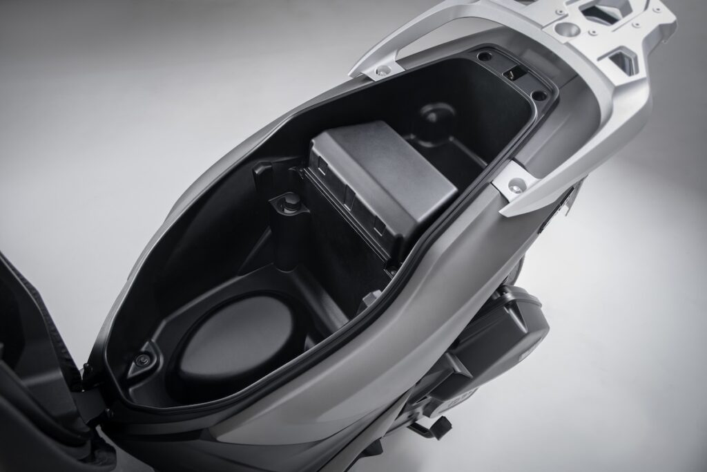 Por 50 euros al mes, con baúl y cinco años de garantía: el nuevo scooter 125 de Voge dinamita el mercado 12 Voge SR16 2025